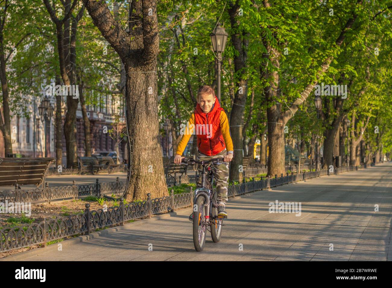 8-Jähriger auf einem Spaziergang mit dem Fahrrad an einem sonnigen Frühlingstag 2018.04.21 Odessa. Ukraine. Stockfoto