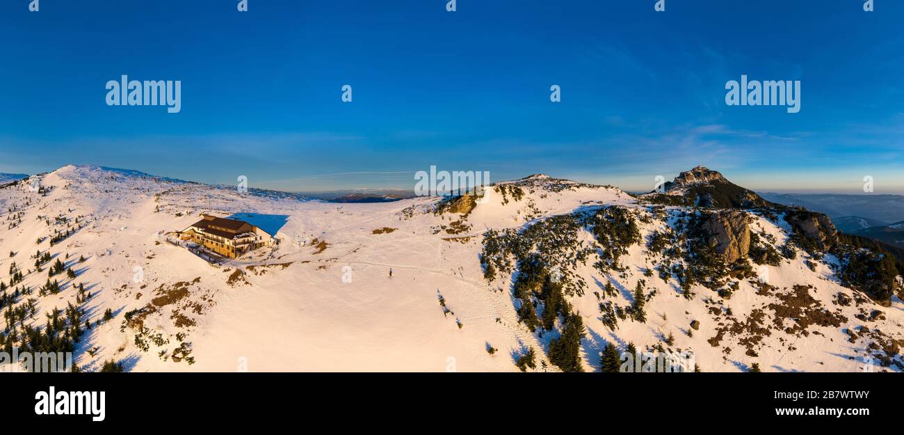Dochia Chalet und Toaca Peak bei Sonnenaufgang in den Ceahlău Mountains National in der Wintersaison, Luftwinterlandschaft Stockfoto