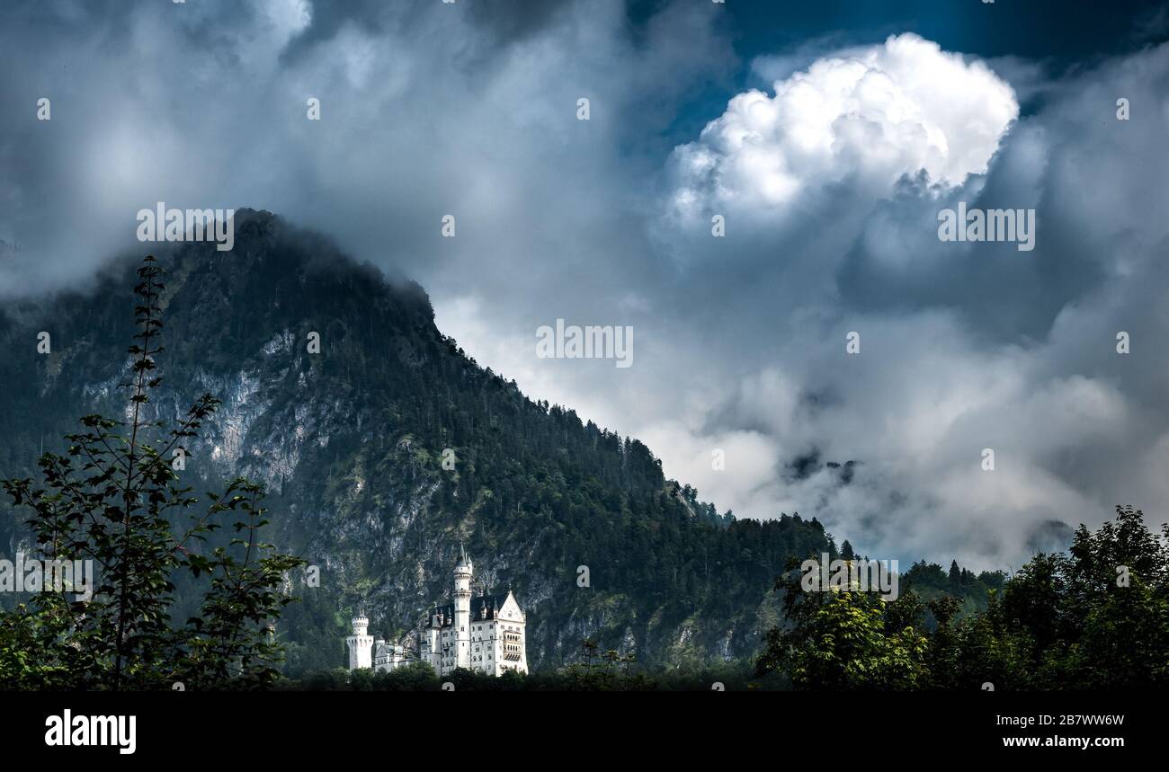 neu schwankten in Bayern, als das Gewitter aus den Bergen herannaht Stockfoto