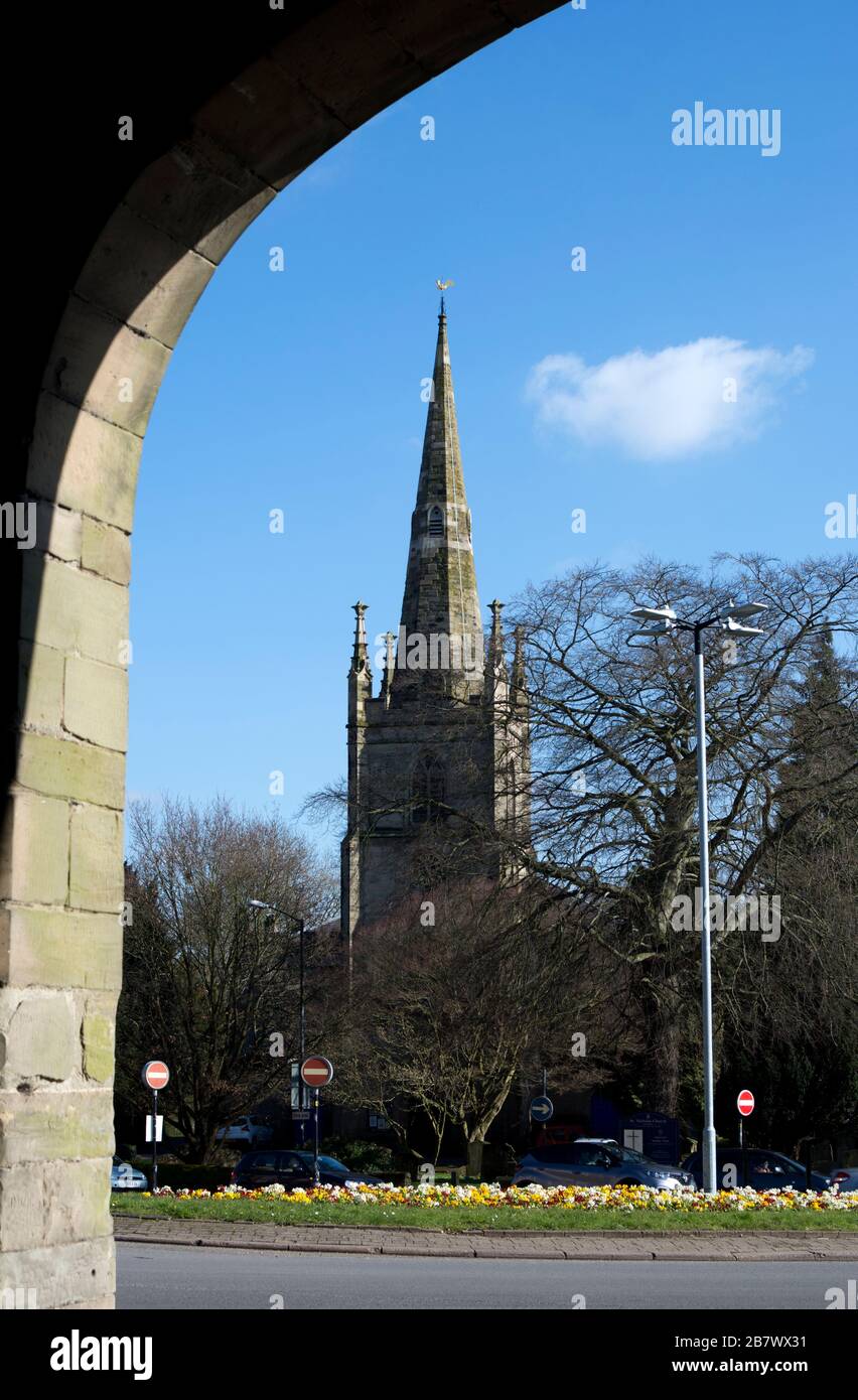 St. Nicholas Church vom Warwick Castle Gateway, Warwick, Warwickshire, England, Großbritannien Stockfoto