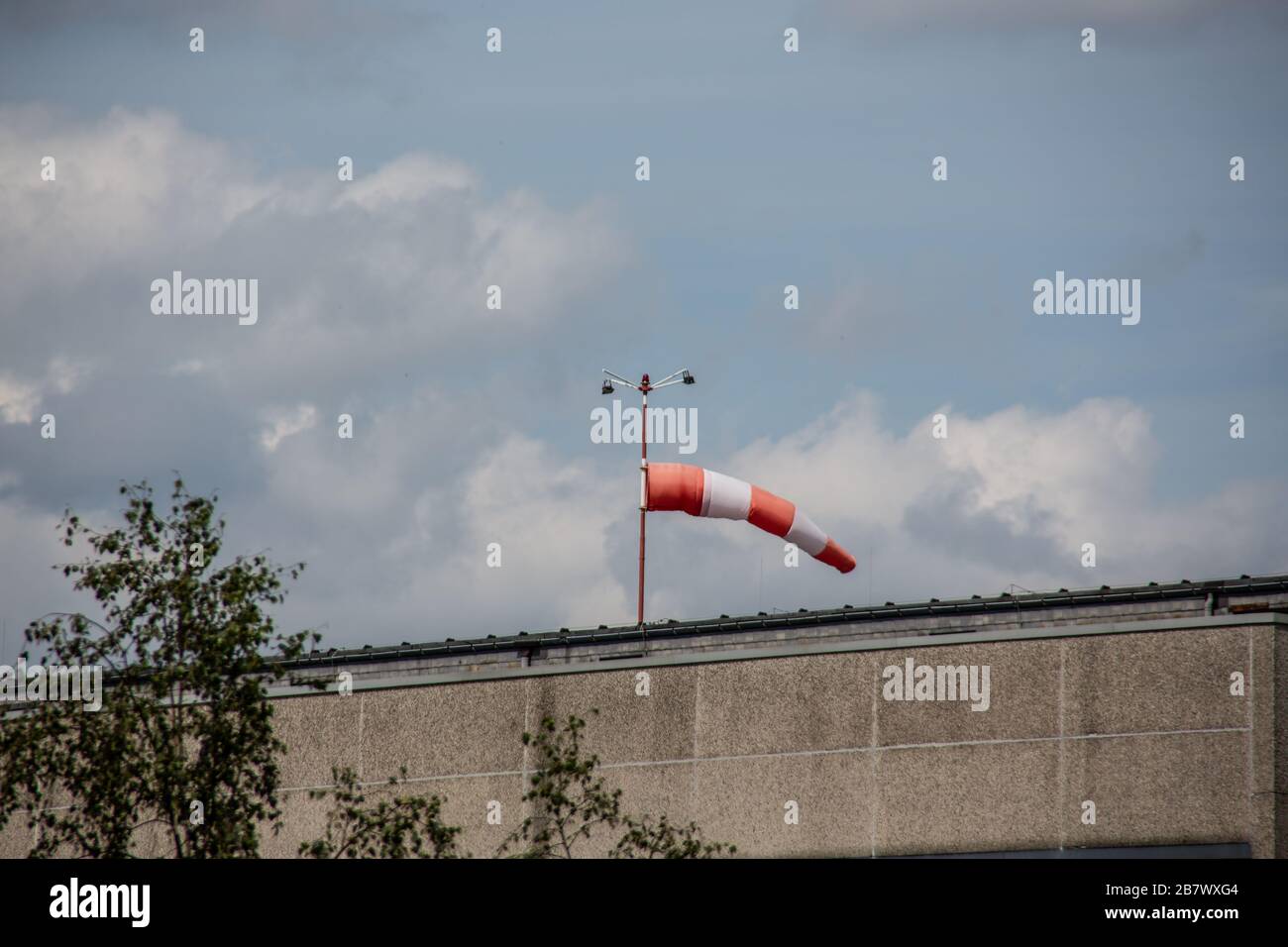 Rot-weißer Windbock auf dem Dach des Gebäudes Stockfoto