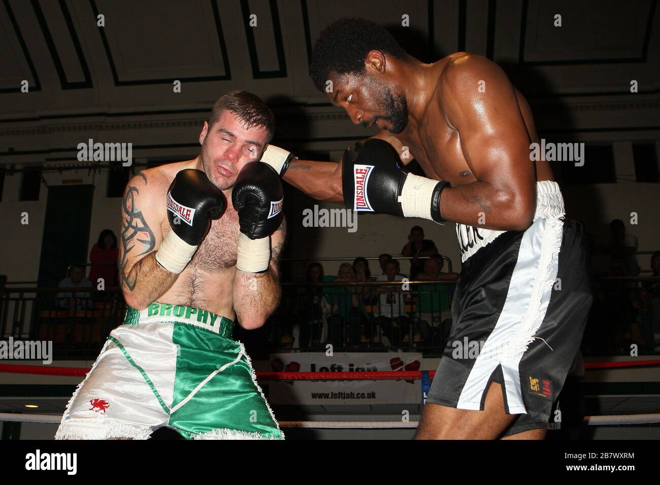 Dalton Miller (schwarze/weiße Shorts) besiegt Chris Brophy in einem Boxwettbewerb im Mittelgewicht in der York Hall, Bethnal Green, gefördert von Miranda Carter/Left Stockfoto