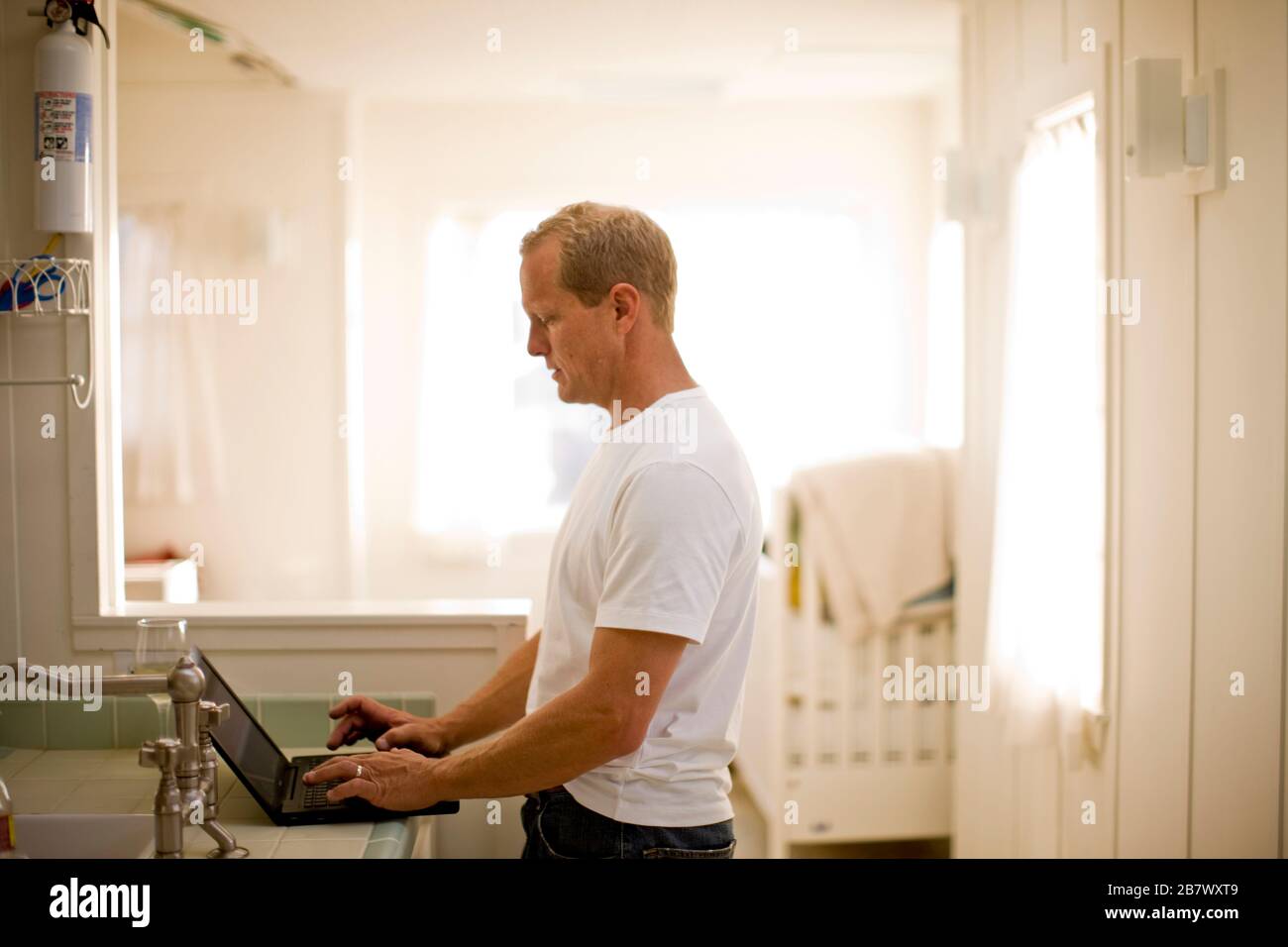 Mann auf einem Laptop eingeben Stockfoto