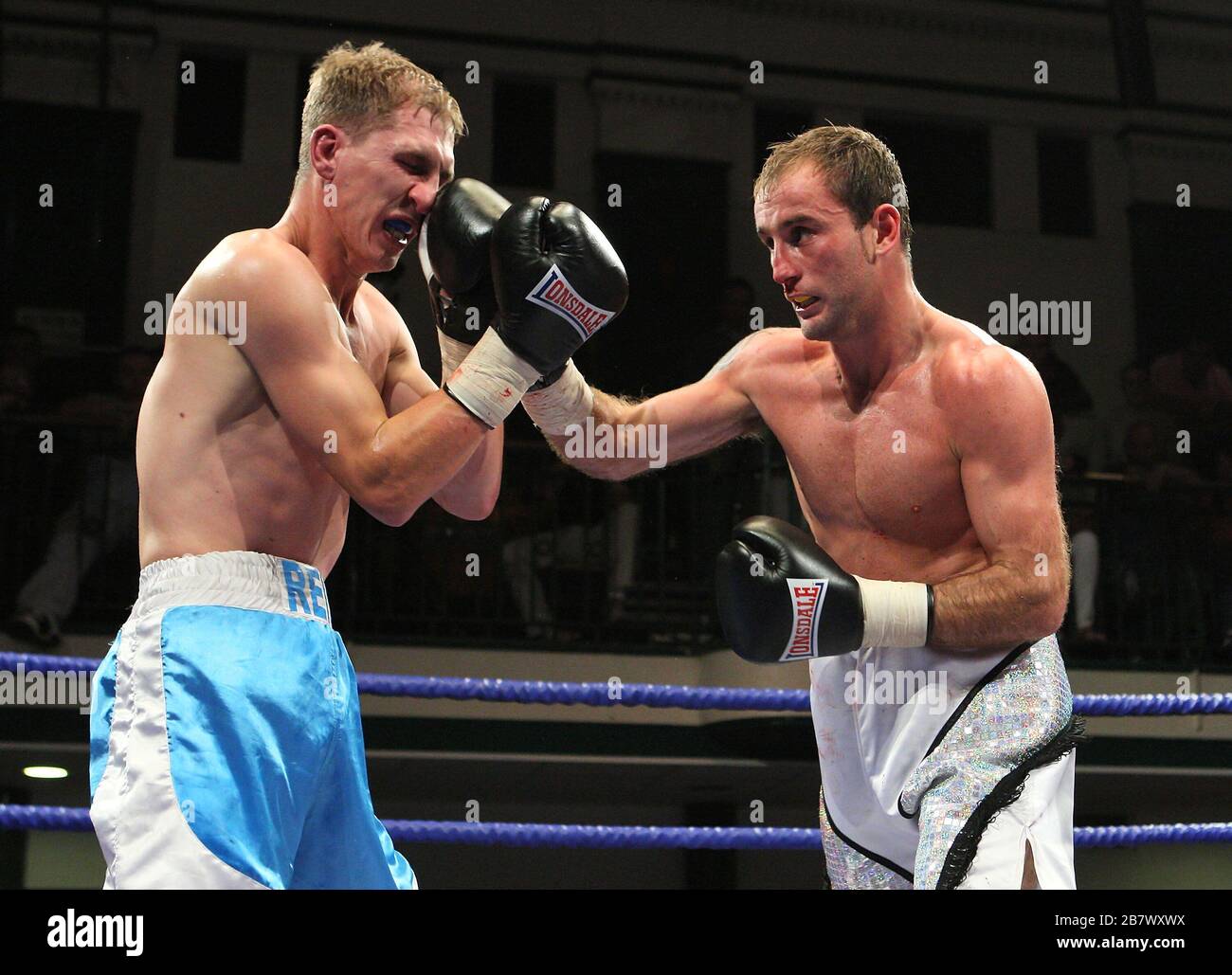 Ben Jones (Silber-Shorts) zieht mit Gavin Reid in einem Federgewichts-Boxwettkampf in der York Hall, Bethnal Green, gefördert von Matchroom Sports/Barry He Stockfoto