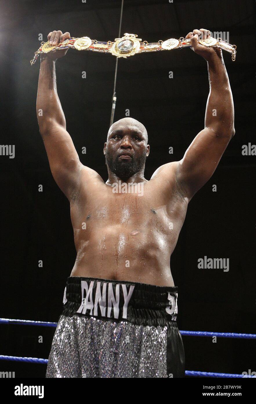 Danny Williams (Silver Shorts, Brixton) besiegt John McDermott (Blue Shorts, Horndon) in einem Heavyweight Contest für den britischen Titel in Goresbrook Lei Stockfoto