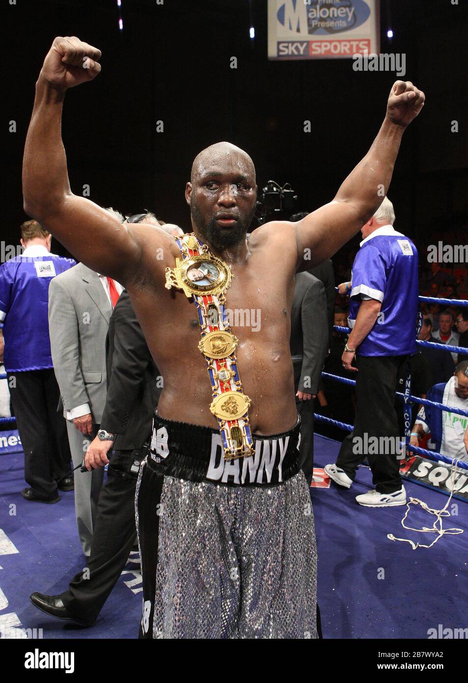 Danny Williams (Silver Shorts, Brixton) besiegt John McDermott (Blue Shorts, Horndon) in einem Heavyweight Contest für den britischen Titel in Goresbrook Lei Stockfoto