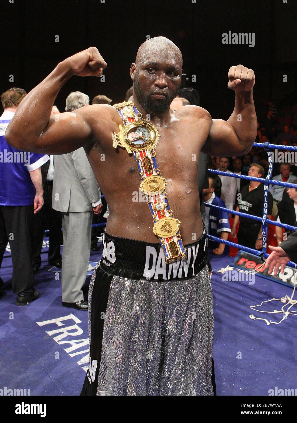 Danny Williams (Silver Shorts, Brixton) besiegt John McDermott (Blue Shorts, Horndon) in einem Heavyweight Contest für den britischen Titel in Goresbrook Lei Stockfoto