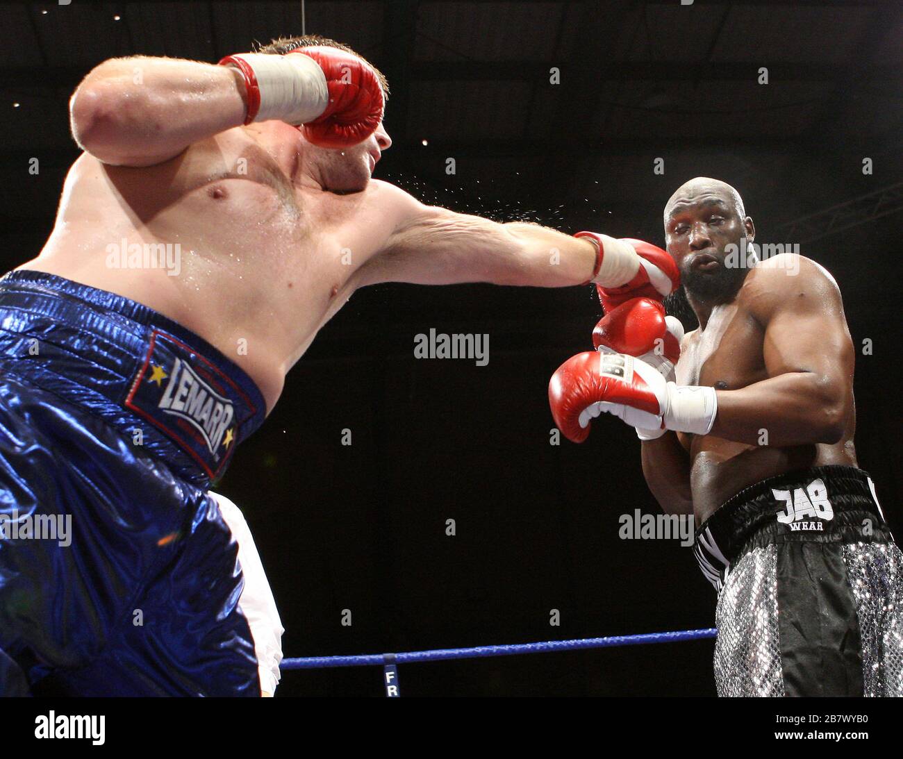 Danny Williams (Silver Shorts, Brixton) besiegt John McDermott (Blue Shorts, Horndon) in einem Heavyweight Contest für den britischen Titel in Goresbrook Lei Stockfoto