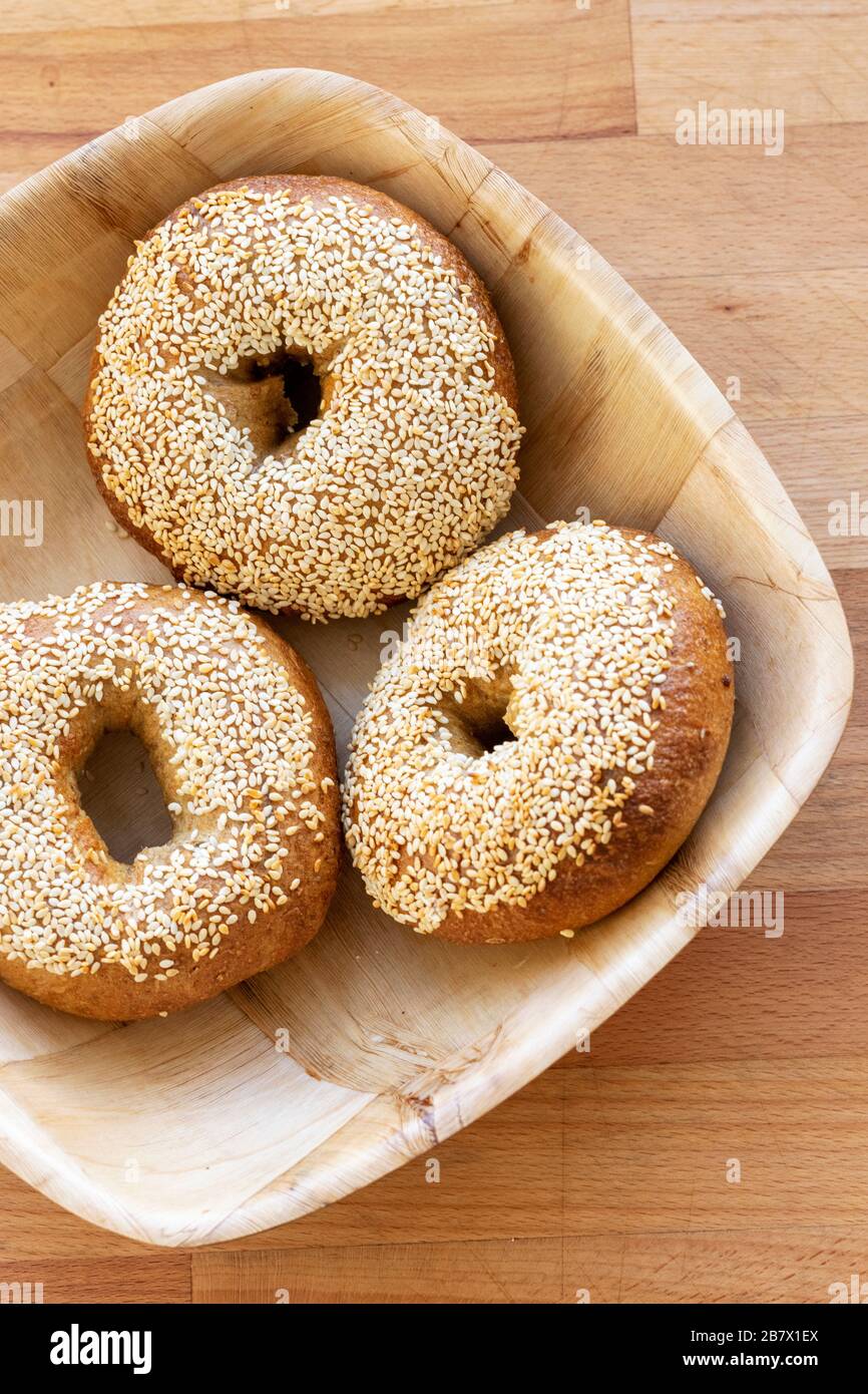 Korb mit frisch zubereiteten Sesamsaatbeuteln Stockfoto