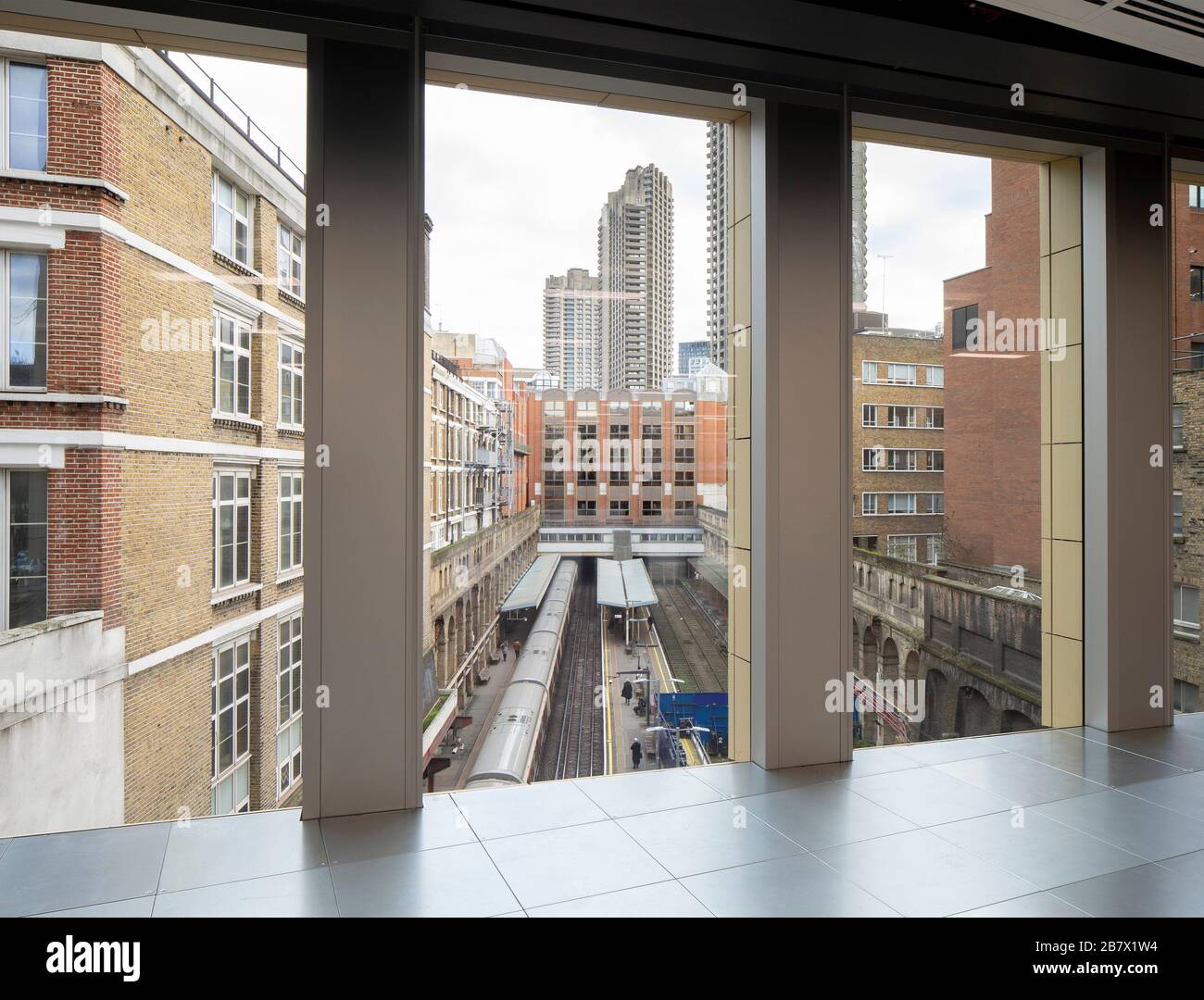 Blick vom Büro in Richtung Barbican U-Bahn-Station. Farringdon East Offices, Barbican, Großbritannien. Architekt: PLP-Architektur, 2020. Stockfoto
