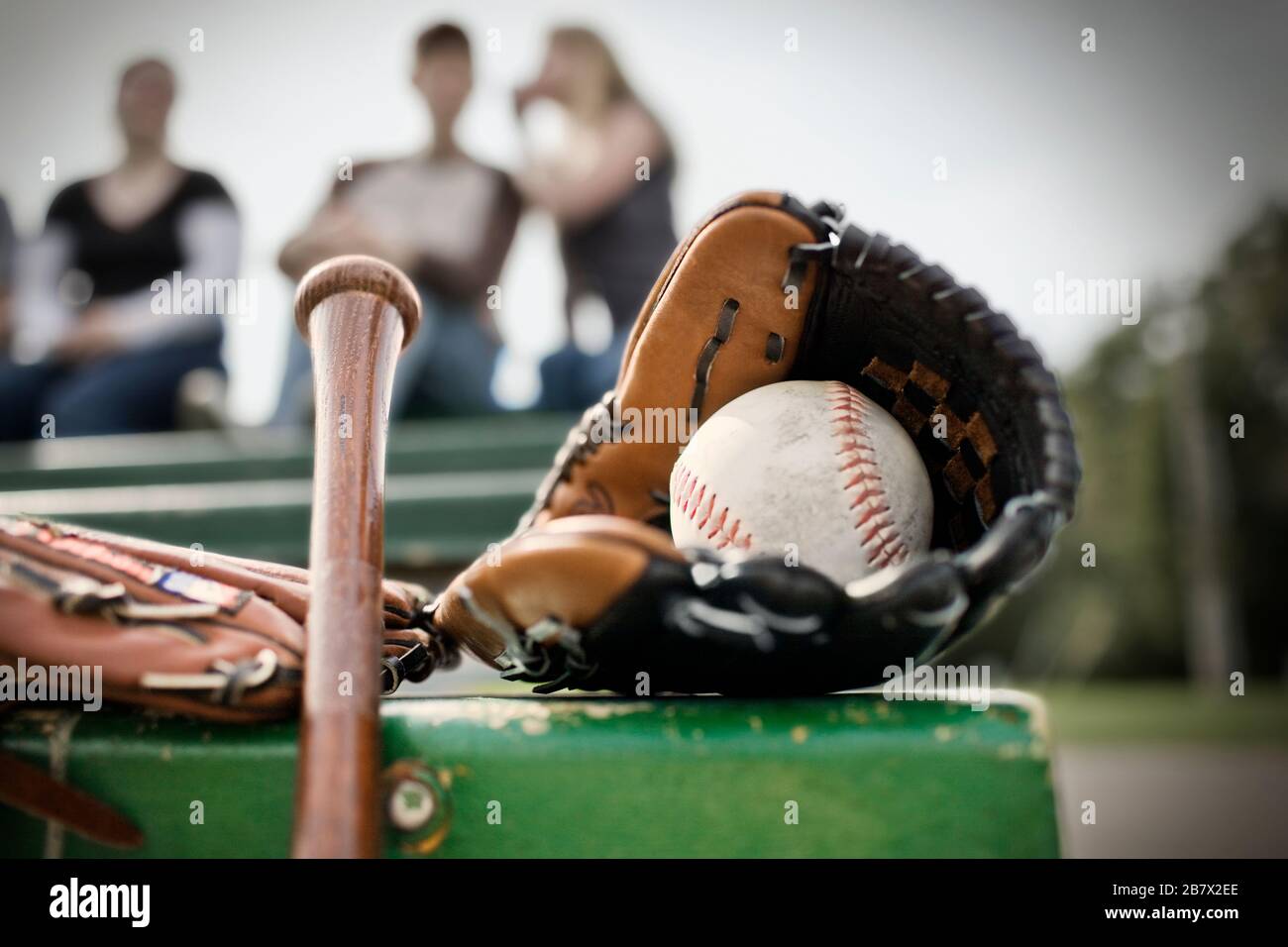 Leder-Baseballhandschuh mit einem Baseballball darin. Stockfoto