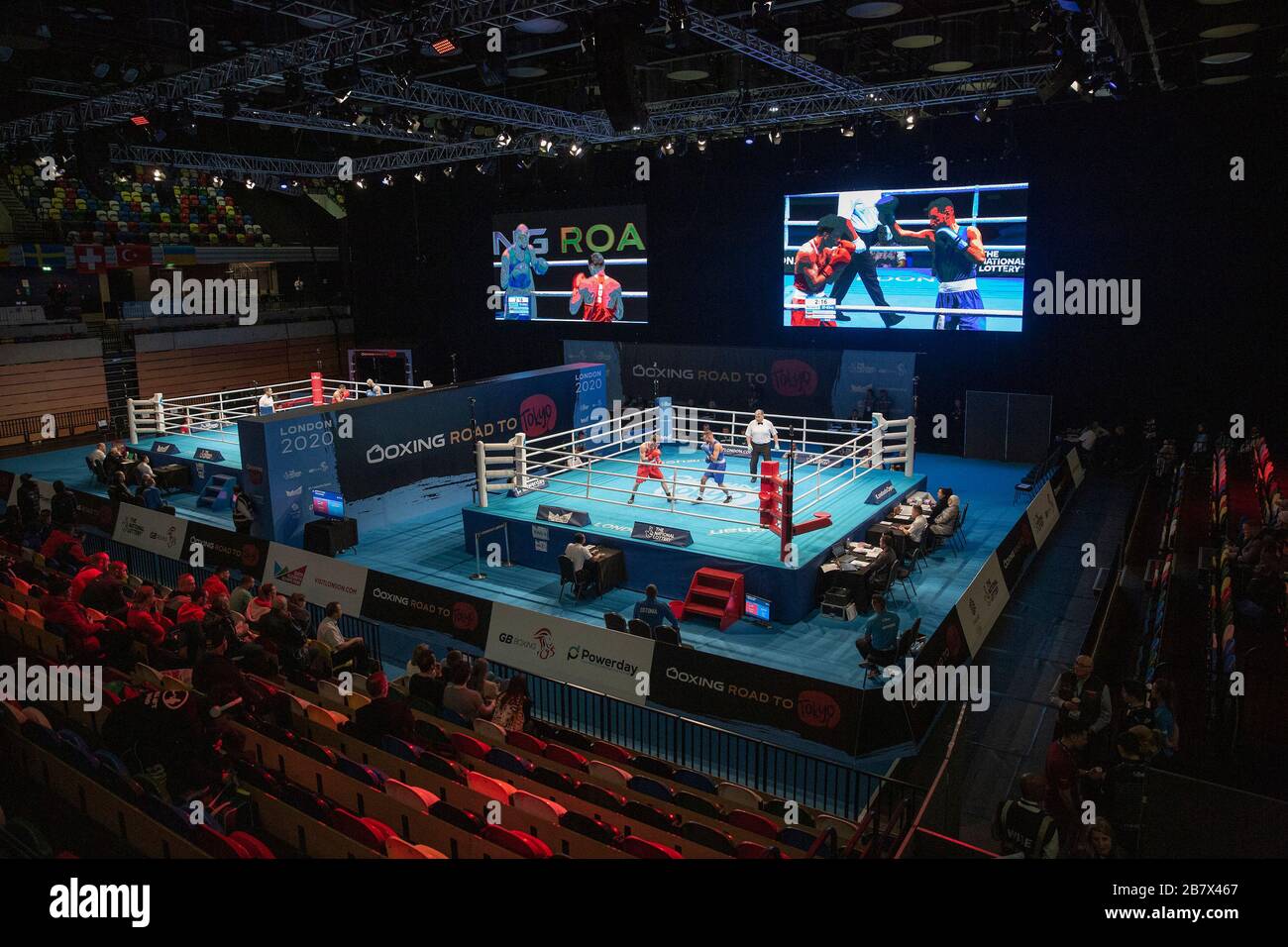 London, Großbritannien. 15-03-20. Semjon Kamanin (EST) RED kämpft Milan Fodor (GRE) BLAU während der European Olympic Boxing Qualifikationsveranstaltung in Tokio. Stockfoto