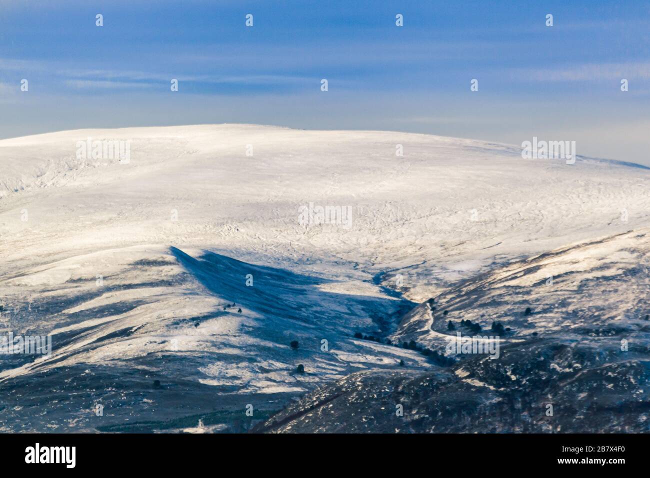 Blick auf die schneebedeckten Hänge von Geal-sharn Mor von den hängen des Cairn Gorm Stockfoto