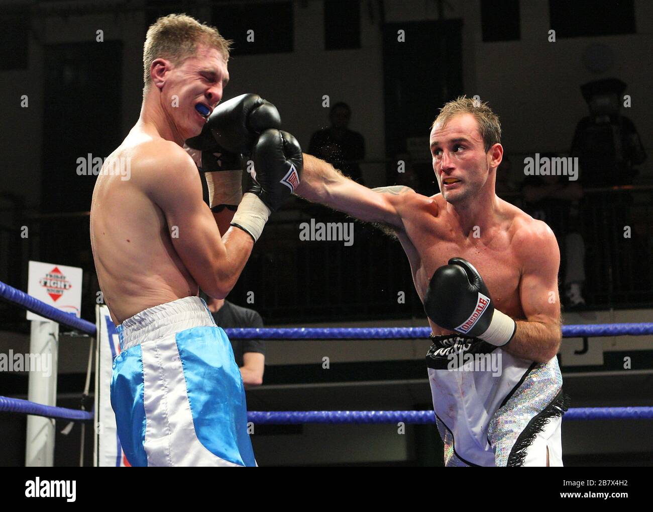 Ben Jones (Silber-Shorts) zieht mit Gavin Reid in einem Federgewichts-Boxwettkampf in der York Hall, Bethnal Green, gefördert von Matchroom Sports/Barry He Stockfoto