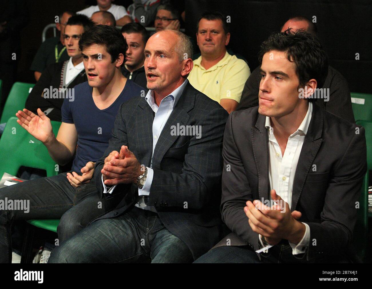 Barry McGuigan wird als Ringside angesehen, als Chris Keane (schwarze Shorts) Viktor Szalai in einem Cruiserweight Boxwettkampf in York Hall, Bethnal Green, Profi besiegt Stockfoto