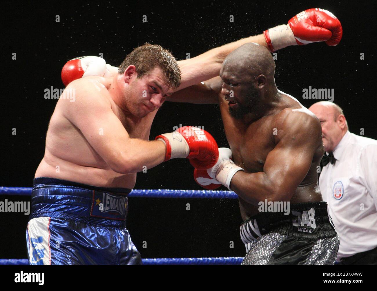 Danny Williams (Silver Shorts, Brixton) besiegt John McDermott (Blue Shorts, Horndon) in einem Heavyweight Contest für den britischen Titel in Goresbrook Lei Stockfoto