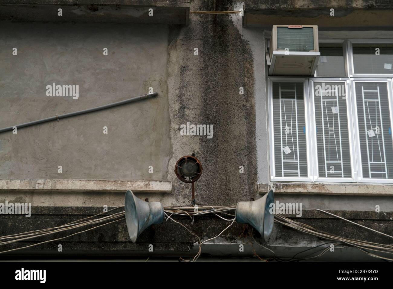 Fassade des Gebäudes in Hongkong mit Lautsprechern und Fenster für Sirenenhörner Stockfoto