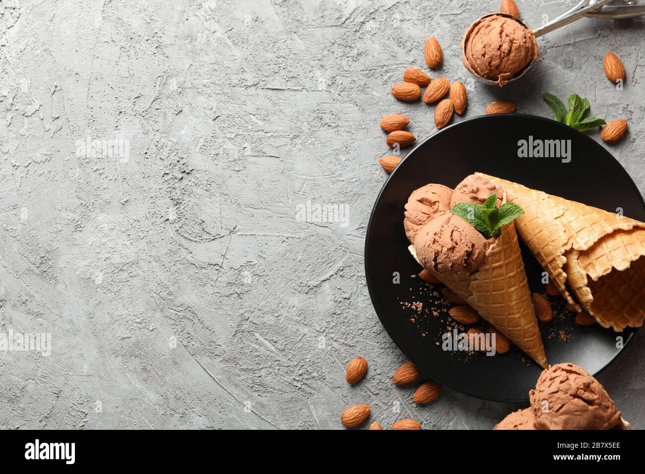 Eis, Waffeln und Mandel auf grauem Tisch, Draufsicht Stockfoto