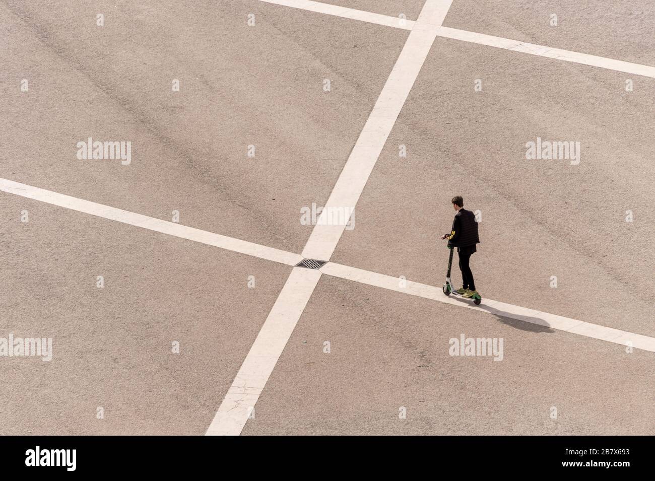 Lissabon, Portugal - 2. März 2020: Mann, der einen Elektro-Roller fährt. Stockfoto