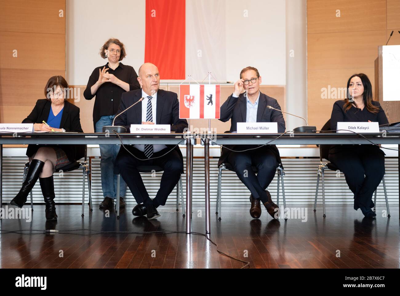 18. März 2020, Brandenburg, Potsdam: Ursula Nonnemacher (l-r, Bündnis 90/die Grünen), Ministerin für Soziales, Gesundheit, Integration und Konsumentenschutz, Dietmar Woidke (SPD), Ministerpräsident von Brandenburg, Michael Müller (SPD), Regierender Bürgermeister von Berlin, Und Dilek Kalayci, Berliner Senatorin für Gesundheit, Pflege und Gleichstellung, wird nach der gemeinsamen Kabinettssitzung der Berliner Senatsverwaltung und der Brandenburger Landesregierung eine Pressekonferenz im Brandenburger Saal der Staatskanzlei abhalten. Hinter ihnen steht ein Dolmetscher für die Zeichensprache. Foto: Soeren Stache / dpa-Zentralbi Stockfoto