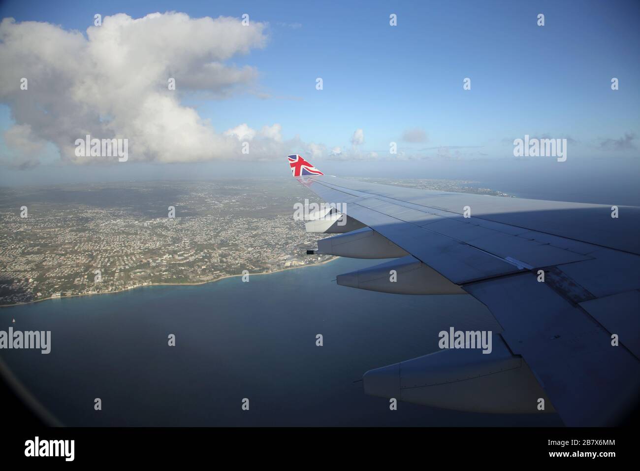 Boeing 747-400 (744) in der Flugansicht von Barbados durch das Flugfenster - Flugzeug kommt ins Land Stockfoto