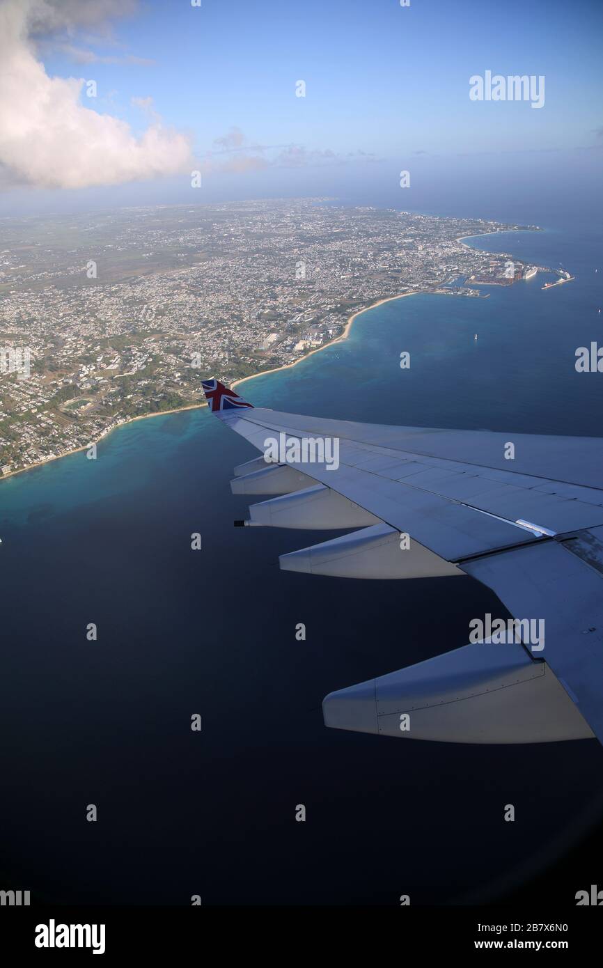 Boeing 747-400 (744) in der Flugansicht von Barbados durch das Flugfenster - Flugzeug kommt ins Land Stockfoto