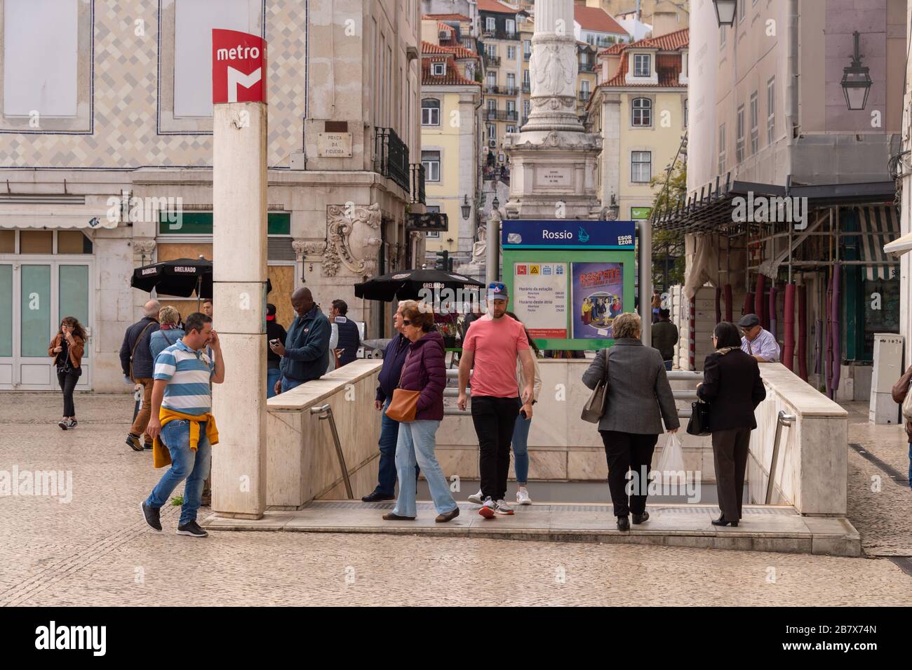 Lissabon, Portugal - 8. März 2020: Passagiere, die den U-Bahnhof Rossio erreichen und verlassen Stockfoto