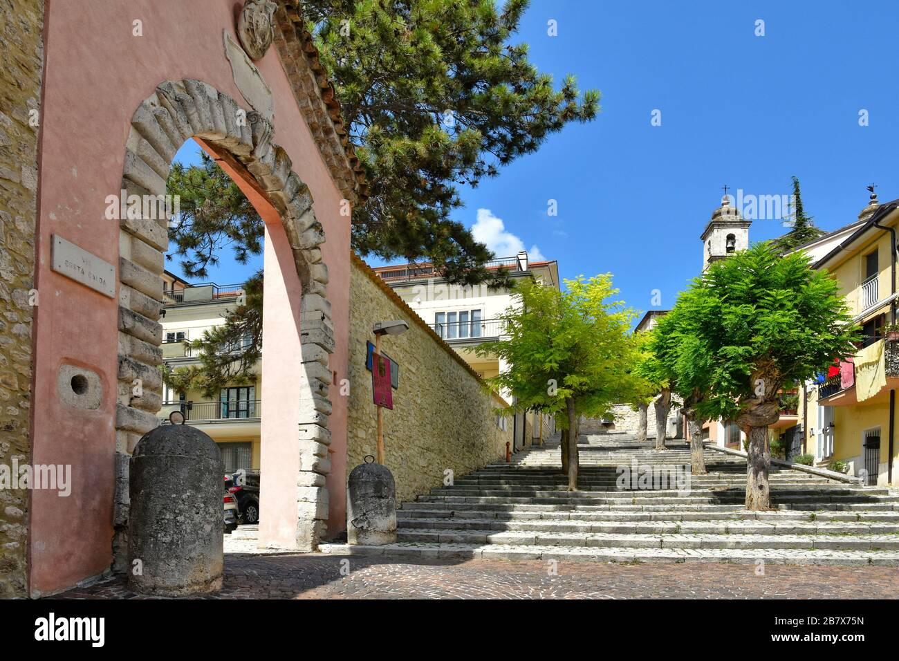 Eine enge Straße zwischen den alten Häusern eines mittelalterlichen Dorfes in der italienischen Kleinstadt Castel di Sangro-Stadt Stockfoto