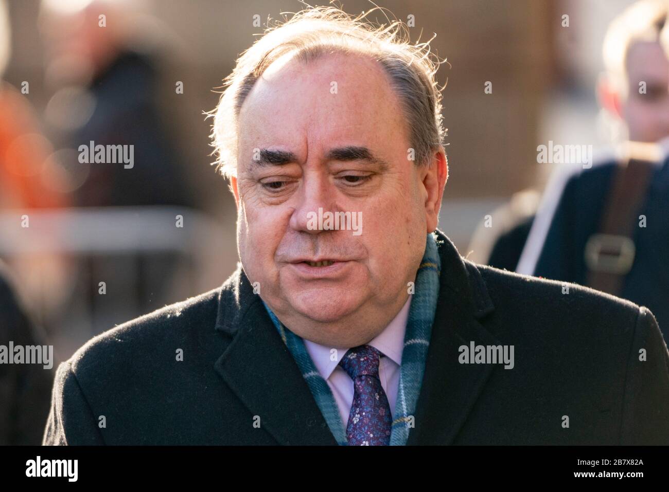 Edinburgh, Schottland, Großbritannien. März 2020. Alex Salmond verlässt nach dem achten Tag seines Prozesses den High Court in Edinburgh. Iain Masterton/Alamy Live News Stockfoto