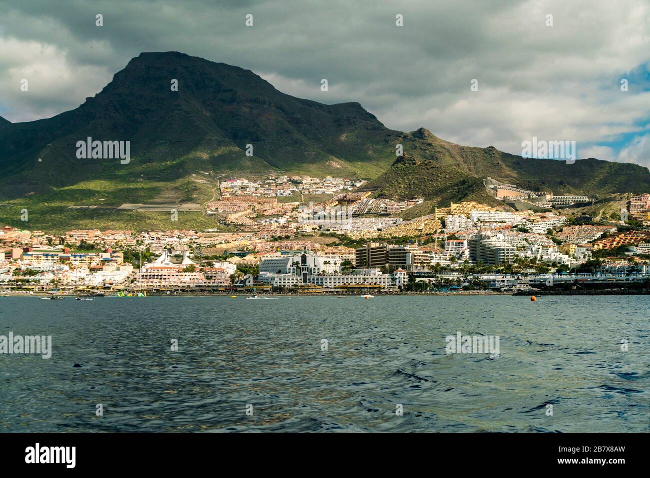 Touristenorte an der Costa los Gigantes von einem Boot aus gesehen im atlantik Stockfoto