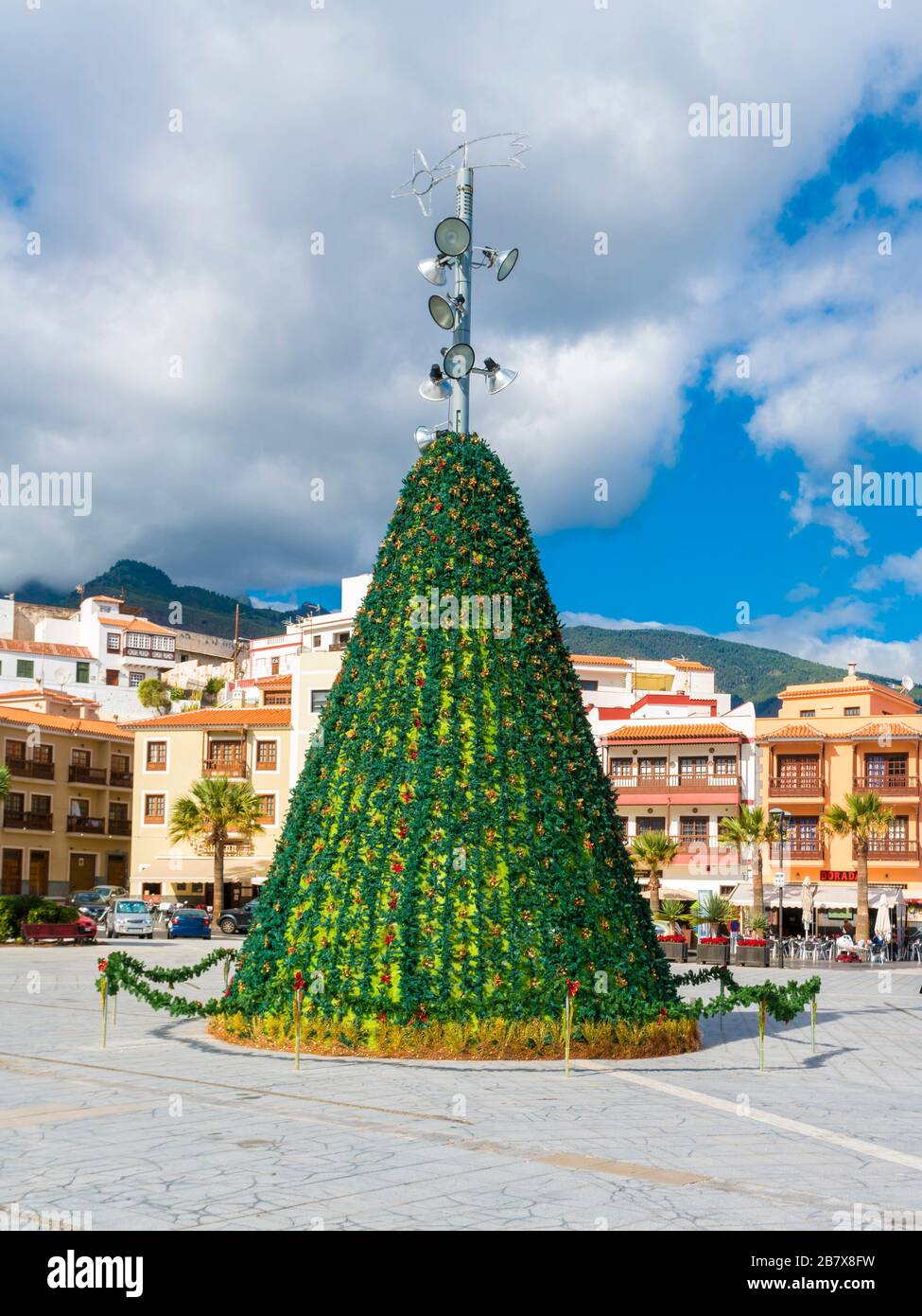 Weihnachtsbaum auf der Plaza de la Patrona de Canarias bei der Basilika Stockfoto