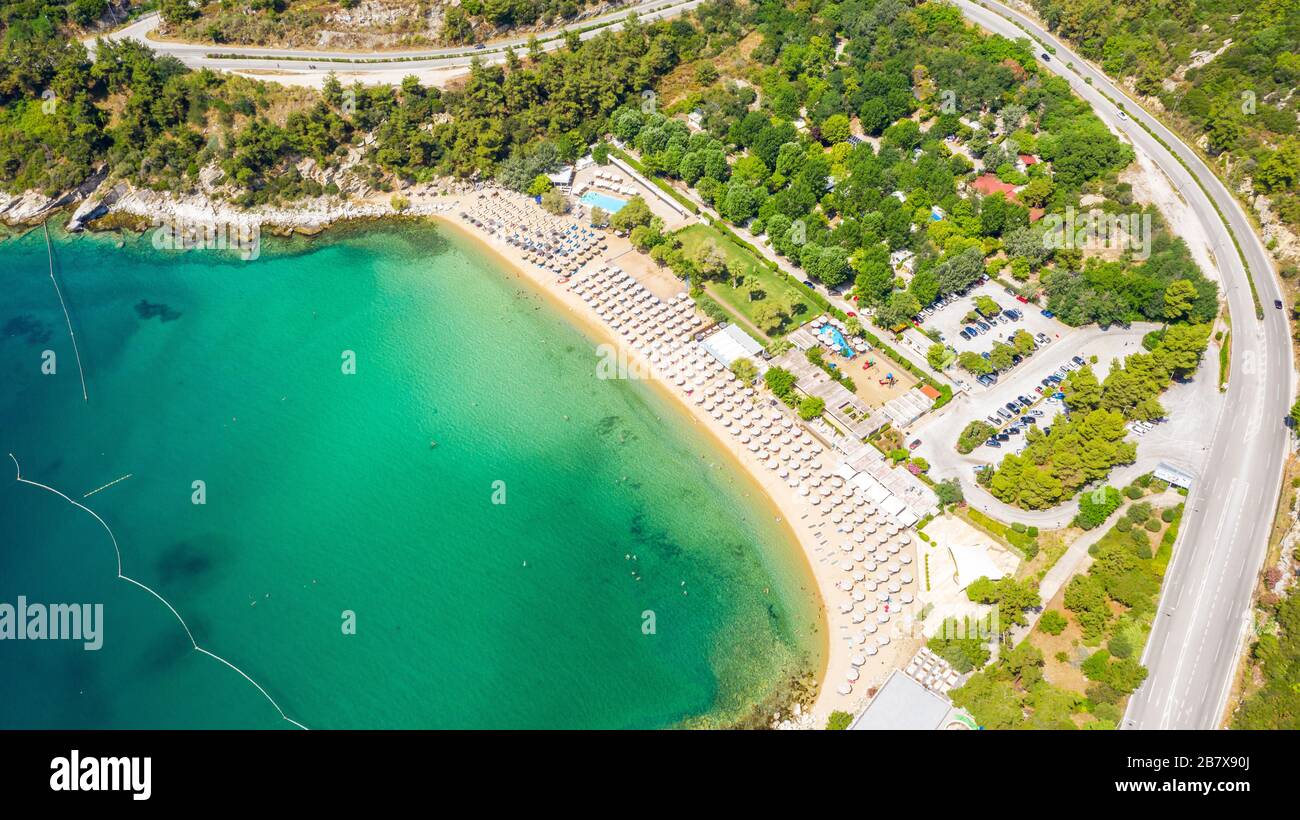 Luftaufnahme von Flying Drone von Menschen Menge Erholung am Strand in Griechenland. Stockfoto