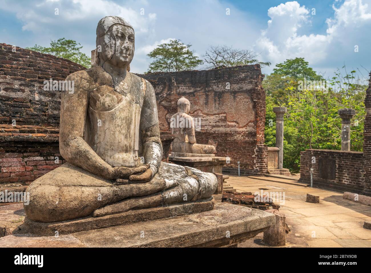 Eine meditierende Buddhastatue an der historischen Stätte von Polonnaruwa in Sri Lanka. Stockfoto