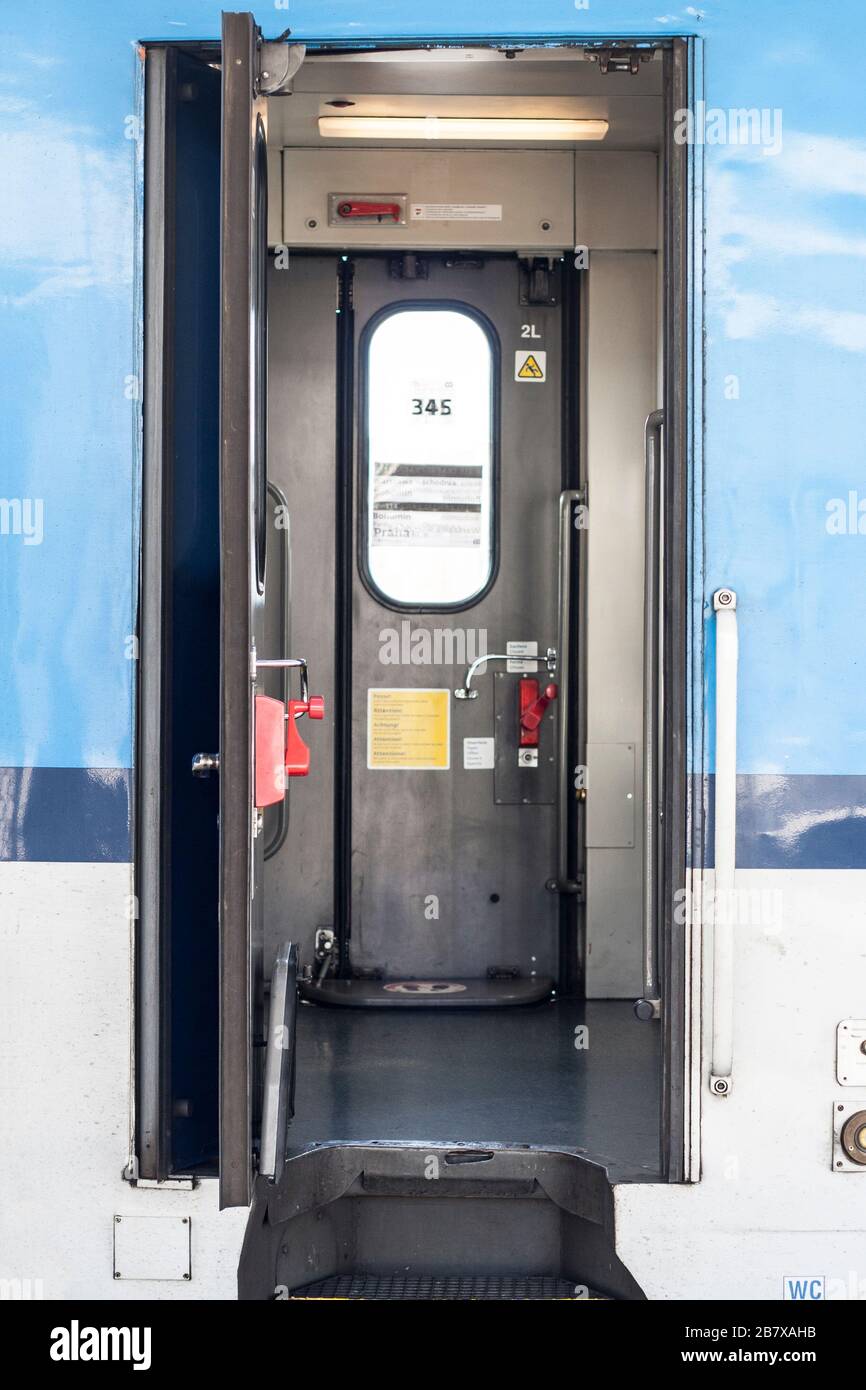 Offener Eingang in den Personenkraftwagen, der am Bahnsteig wartet Stockfoto