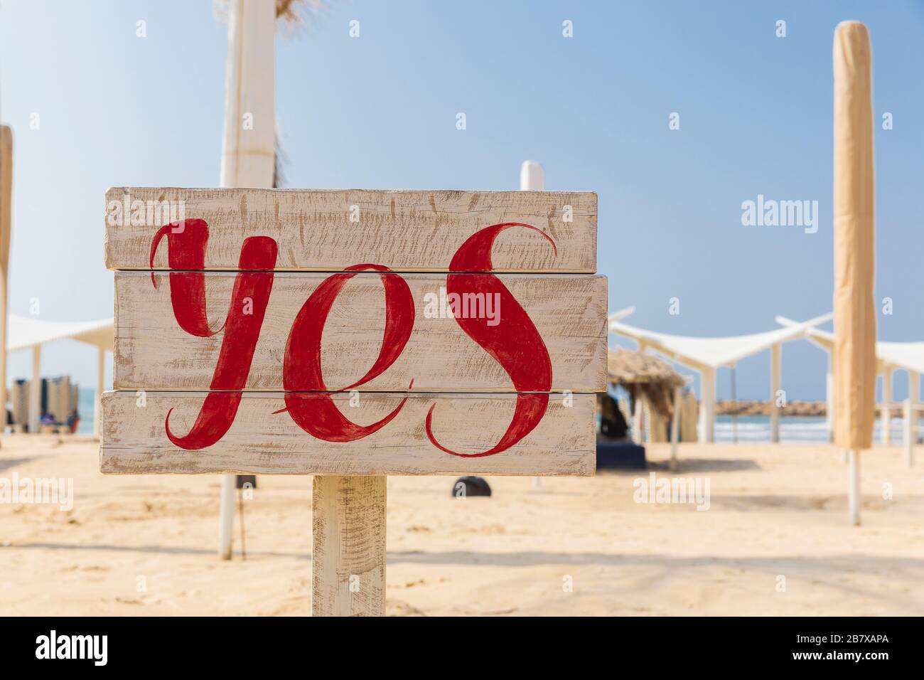 Wort ja auf der Infratafel am Strand Stockfoto