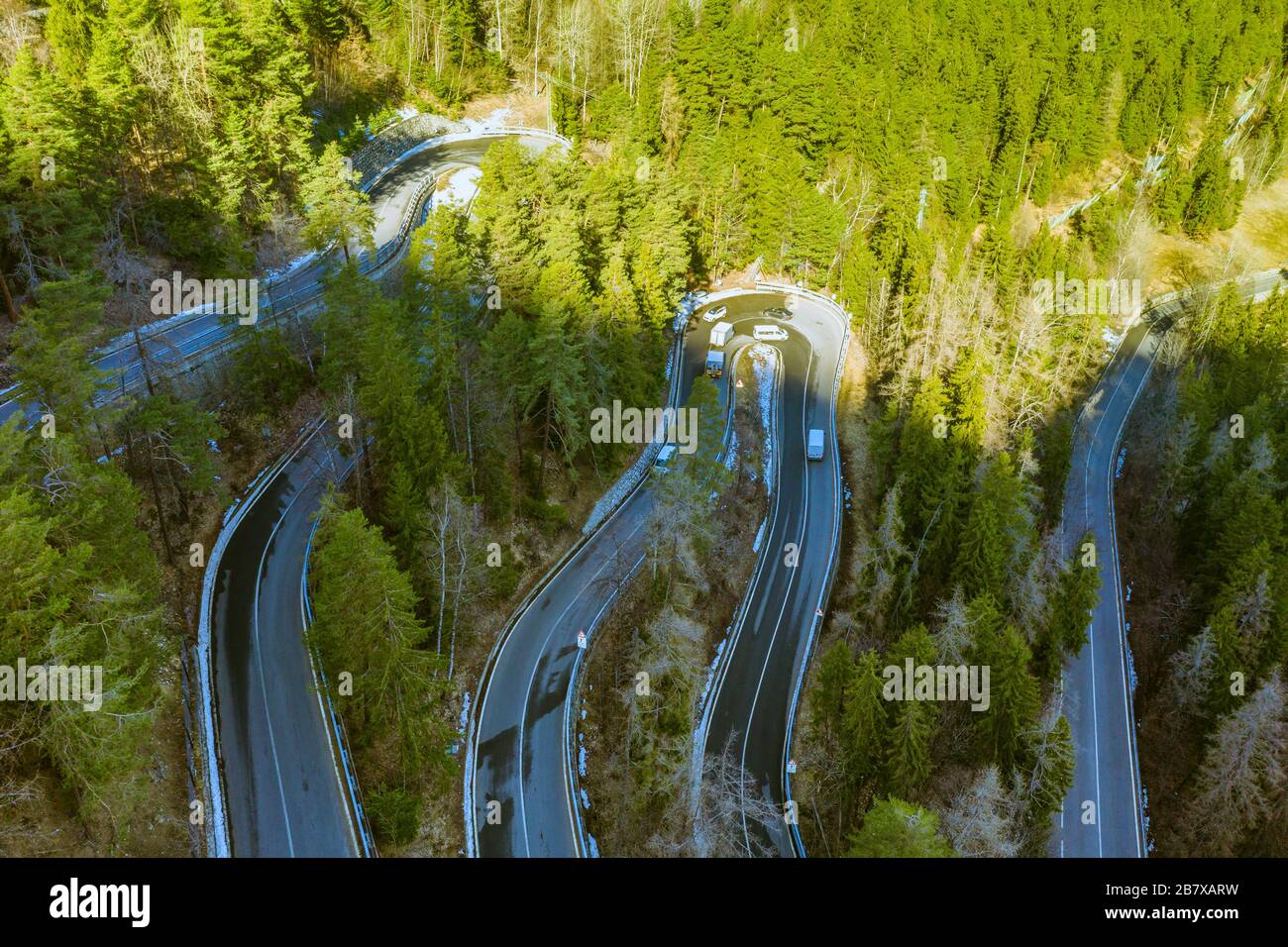 Luftbild einer Autoserpentin auf einem Berg. Straße zum Dorf La Thuile und Skigebiet. Bergserpentin im Aosta-Tal in Italien. Stockfoto