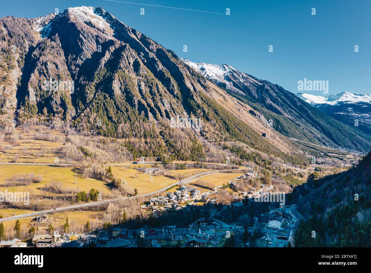 Das Dorf Palleusieux unter einem großen Berg, im Basin Pre-Saint-Didier, Aosta Valley am Timr des Corona-Virus-Ausbruchs, Norditalien Stockfoto