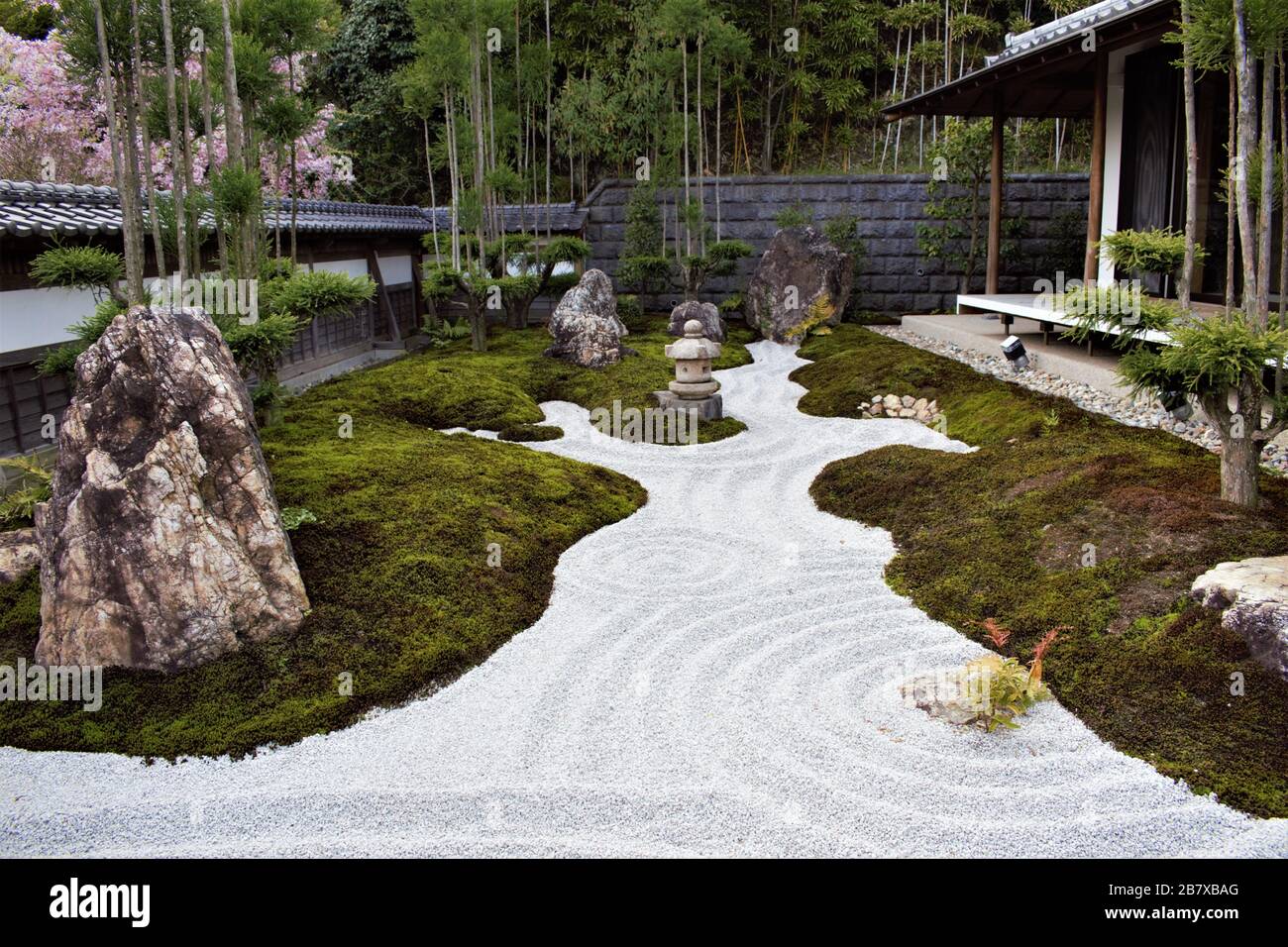 Japanischer Zen-Garten, japanischer Steingarten im Hasedera-Tempel, Hase-dera, Kamakura, Japan Stockfoto