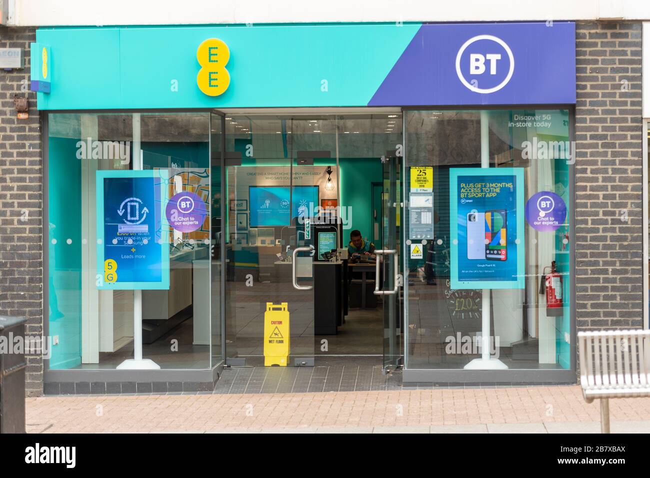 EE BT Mobiltelefon Shop in Southend on Sea, Essex, Großbritannien. Die Frontscheibe in der High Street aufbewahren. Telekommunikation, Mobiltelefongeschäft Stockfoto