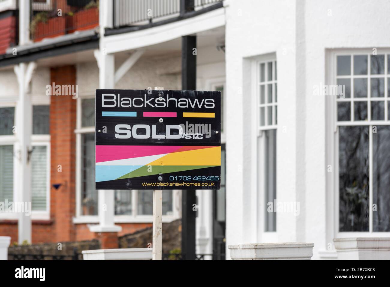 Blackshaws Immobilienmakler verkaufte Schild außerhalb einer Immobilie in Southend on Sea, Essex, Großbritannien. Mietgeschäfte und Geschäfte der Immobilienagentur. Immobilien, Wohnungen Stockfoto