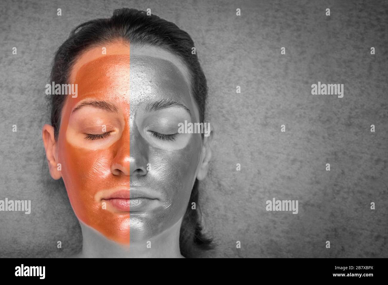 Schöne Frau mit einer reinigenden Bronze- und Silbermaske auf dem Gesicht. Konzept der Hautpflege und des Spa. Nahaufnahme. Kopierbereich Stockfoto