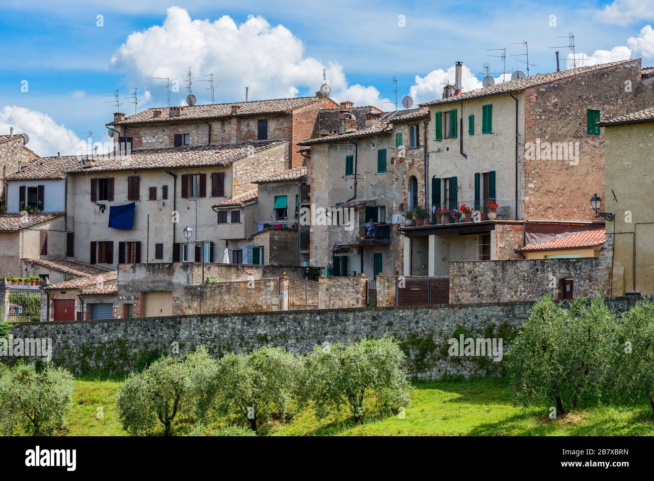 Colle di Val d'Elsa, Toskana / Italien: Charakteristische Häuser der malerischen, dicht bebauten historischen Oberstadt Colle Alta, im Juni. Stockfoto