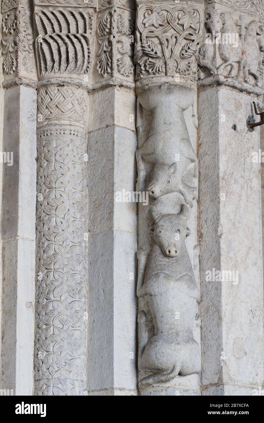 Das mittelalterliche Bestiarium - die Säule des Mannportals - Atrium von Ansperto - Basilika Sant'Ambrogio - Mailand Stockfoto