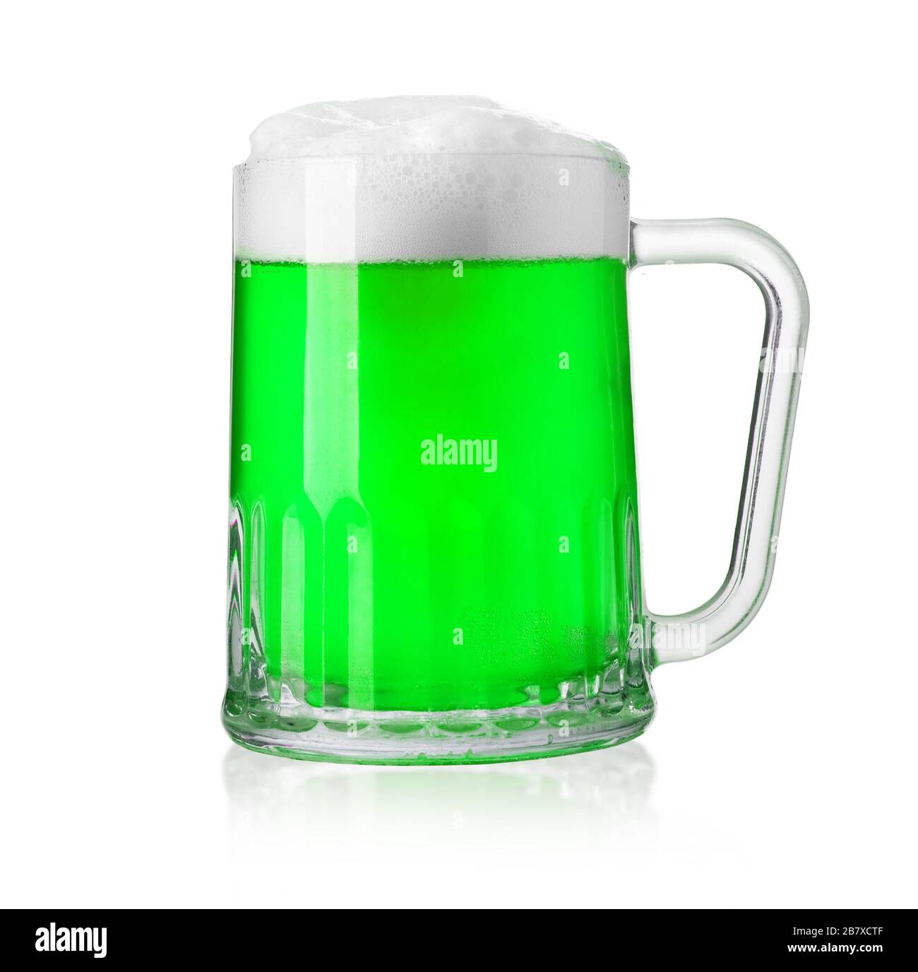 Glas frisch kaltes grünes Bier auf weißem Hintergrund schöner Hintergrund des St. Patrick's Day. Stockfoto