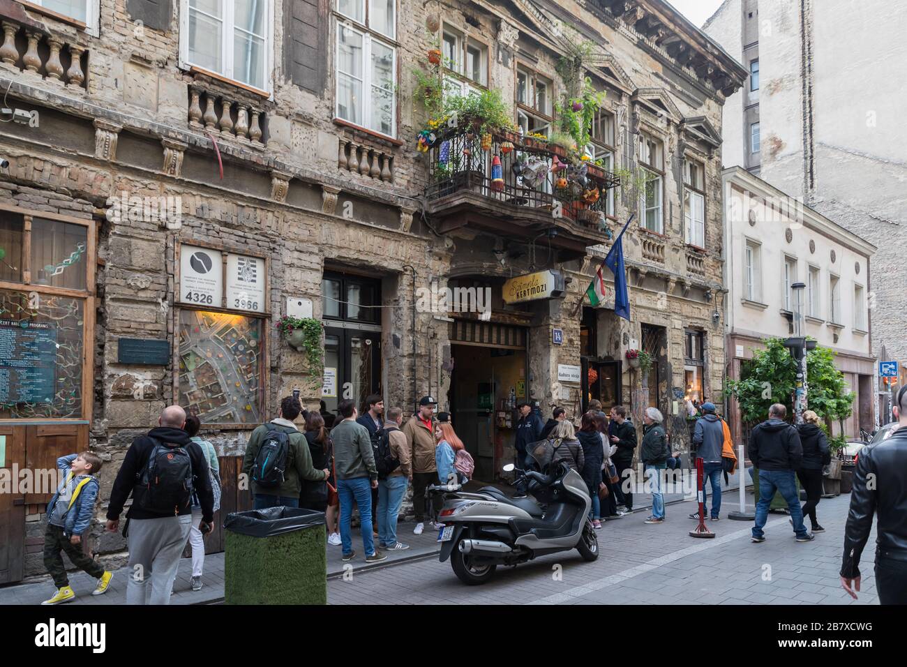 Budapest, Ungarn - 27. April 2019: Außenansicht der Ruinenstange Szimpla Kert im jüdischen Viertel in Budapest, Ungarn. Stockfoto