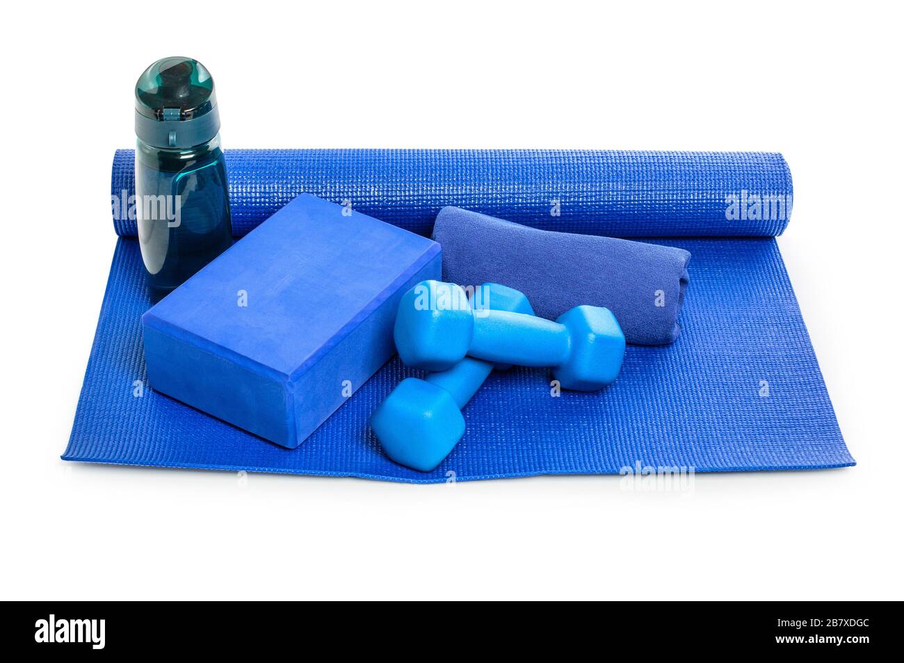 Sportrequisiten auf Sportmatte isoliert auf weißem Hintergrund mit Beschneidungspfad Stockfoto