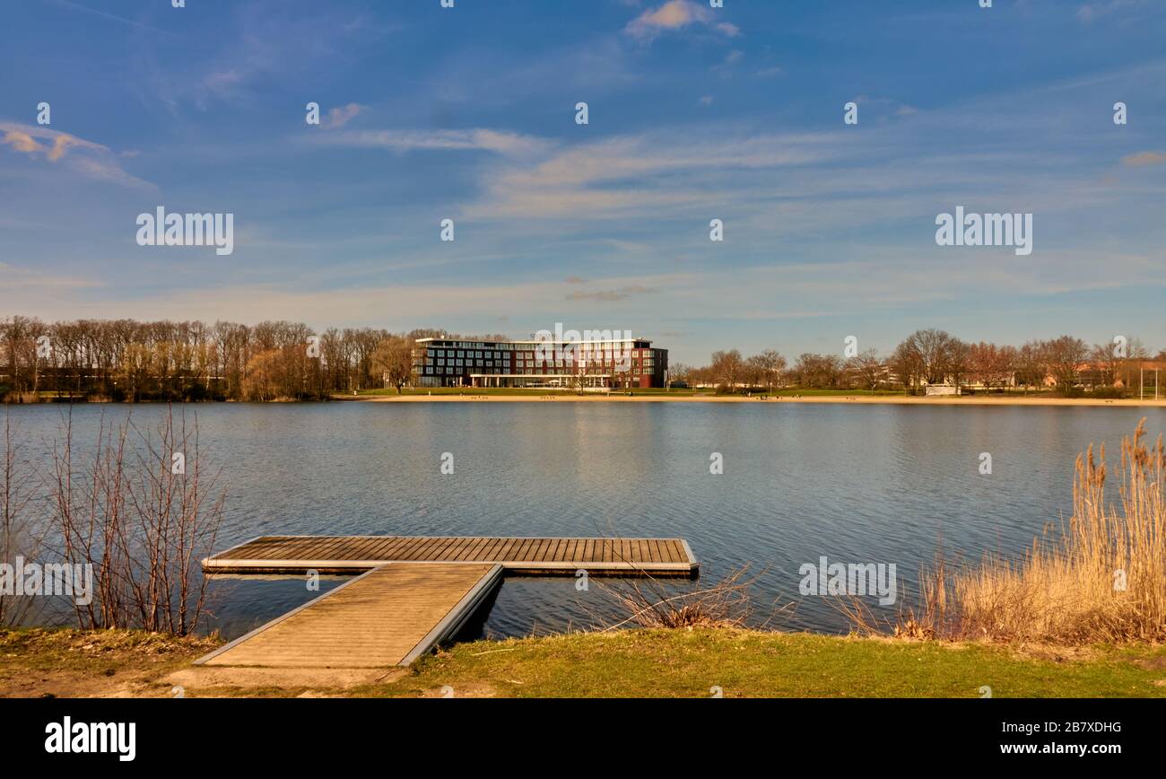 Wolfsburg, 14. März 2020: Blick über den Allersee zum Courtyard Marriott Hotel am Ufer Stockfoto