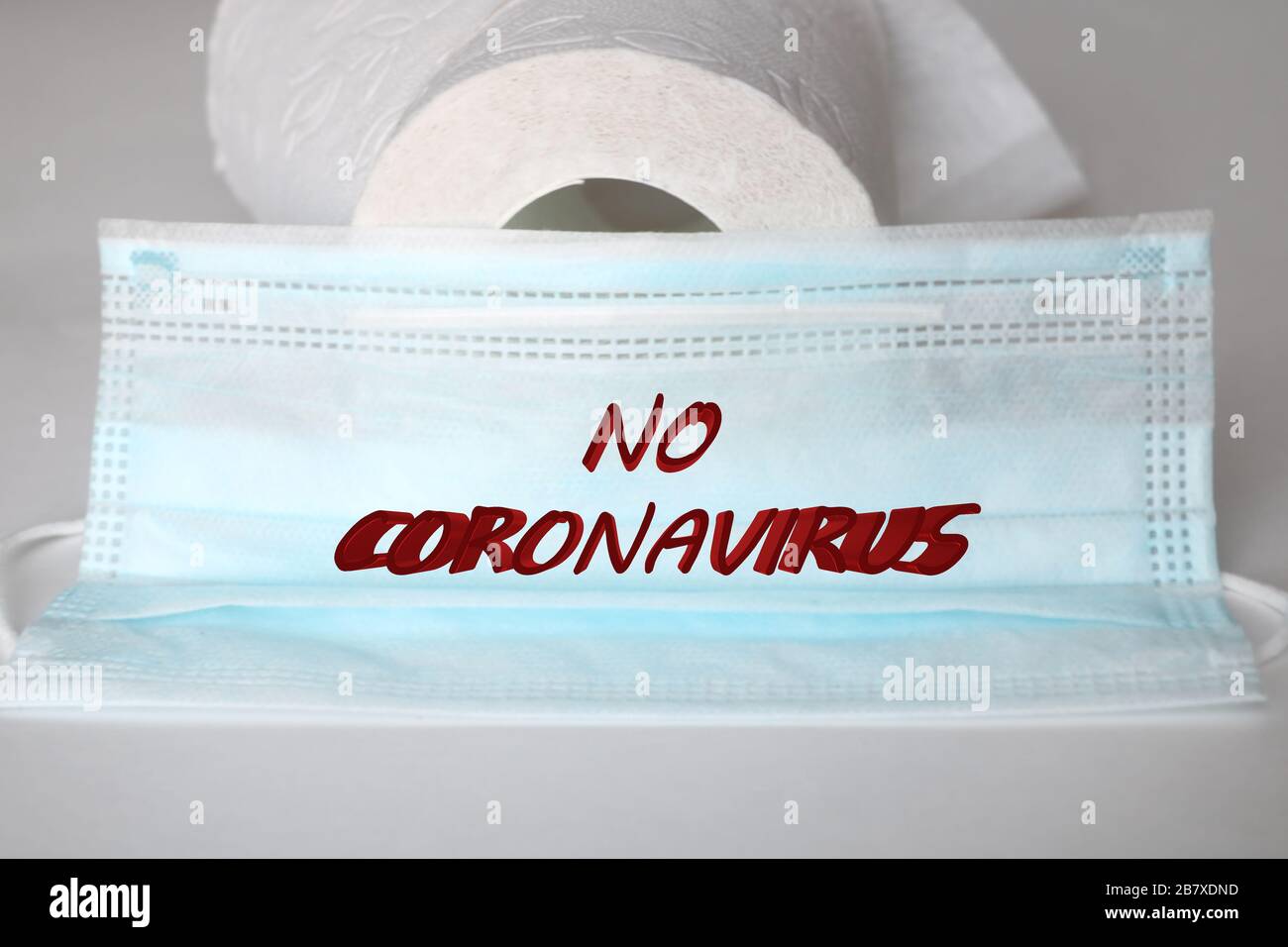 Toilettenpapier und medizinische Maske. Die Panik der Coronavirus-Epidemie Stockfoto