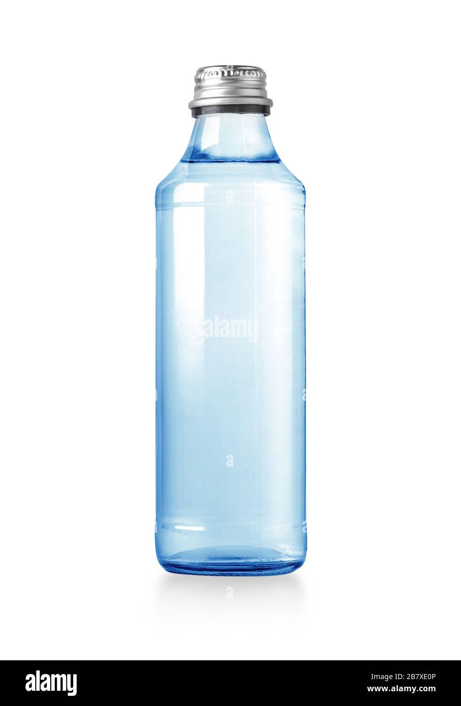 Blaue Glaswasserflasche isoliert auf weiß mit Schneideweg Stockfoto
