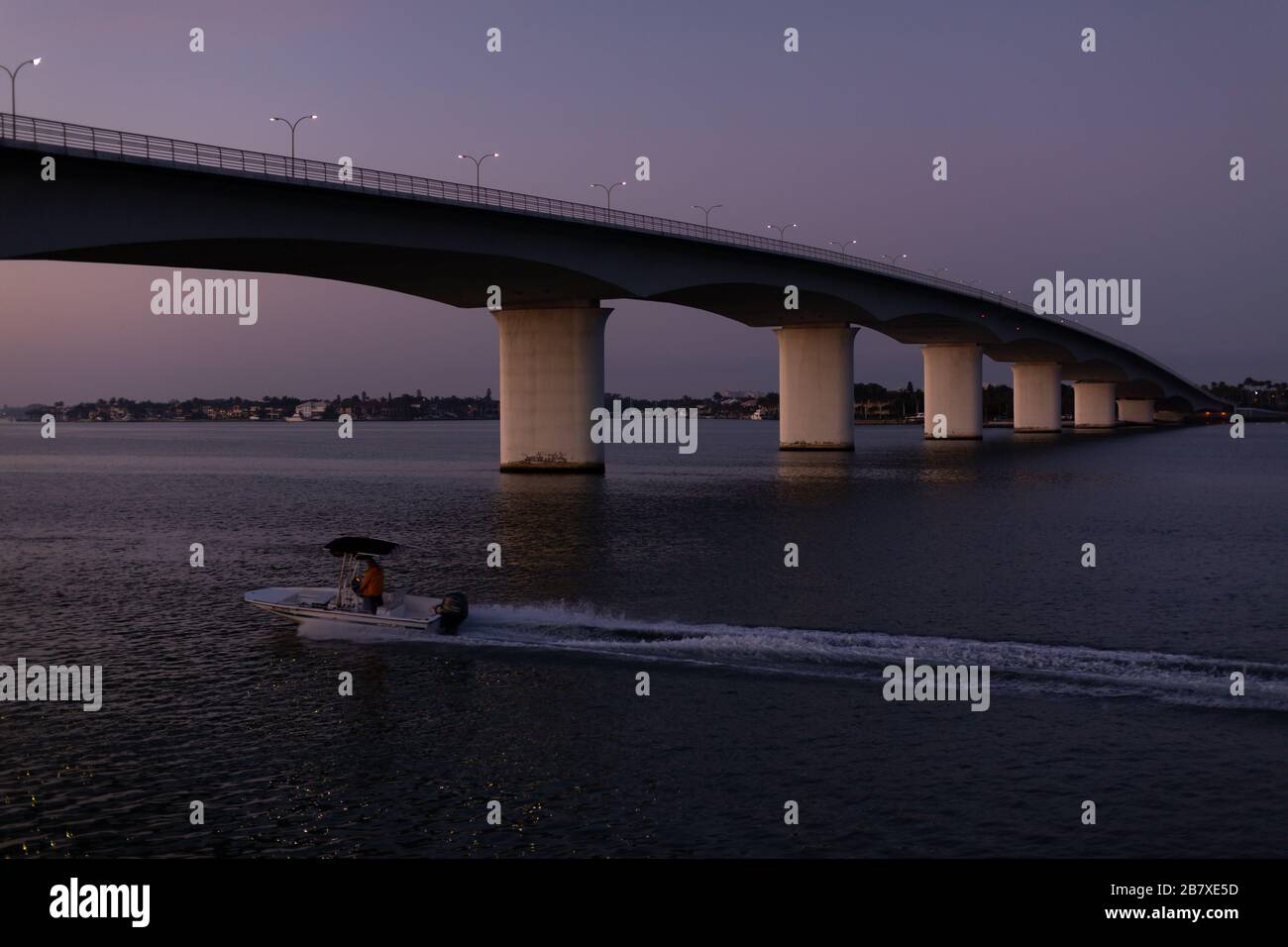 Sonnenaufgang über dem John Ringling Causeway in Sarasota, Florida, USA. Stockfoto